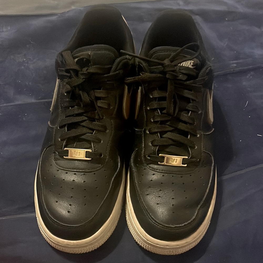 I’m selling Nikes!! Size is 9.5 for Women and they are black!!